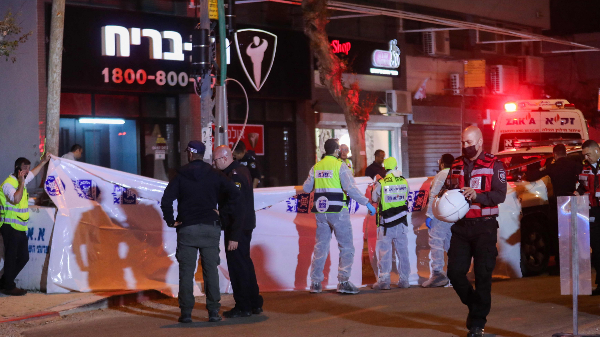 Tatort in Hadera in Israel, an dem zwei Angreifer zwei Menschen töteten | AFP