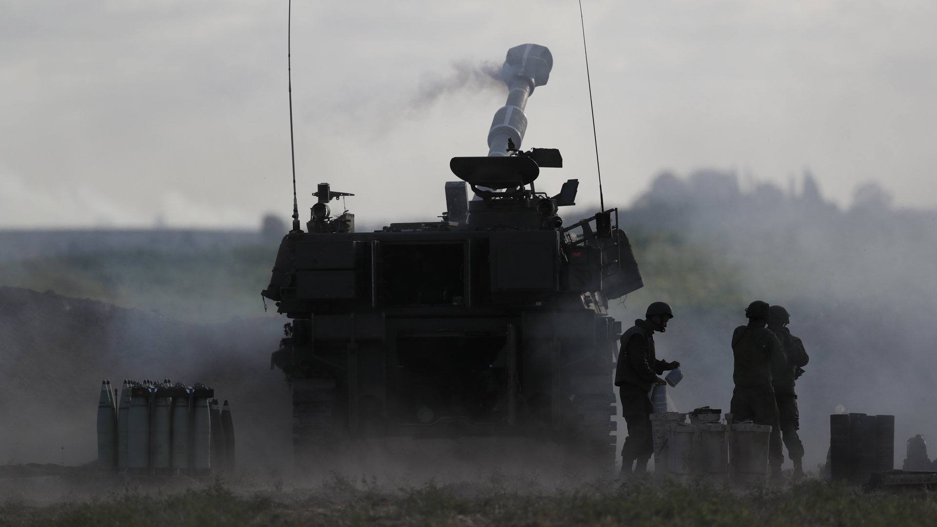 Die israelische Artillerie greift an der Grenze zum Gazastreifen militärische Ziele der Hamas an. | EPA