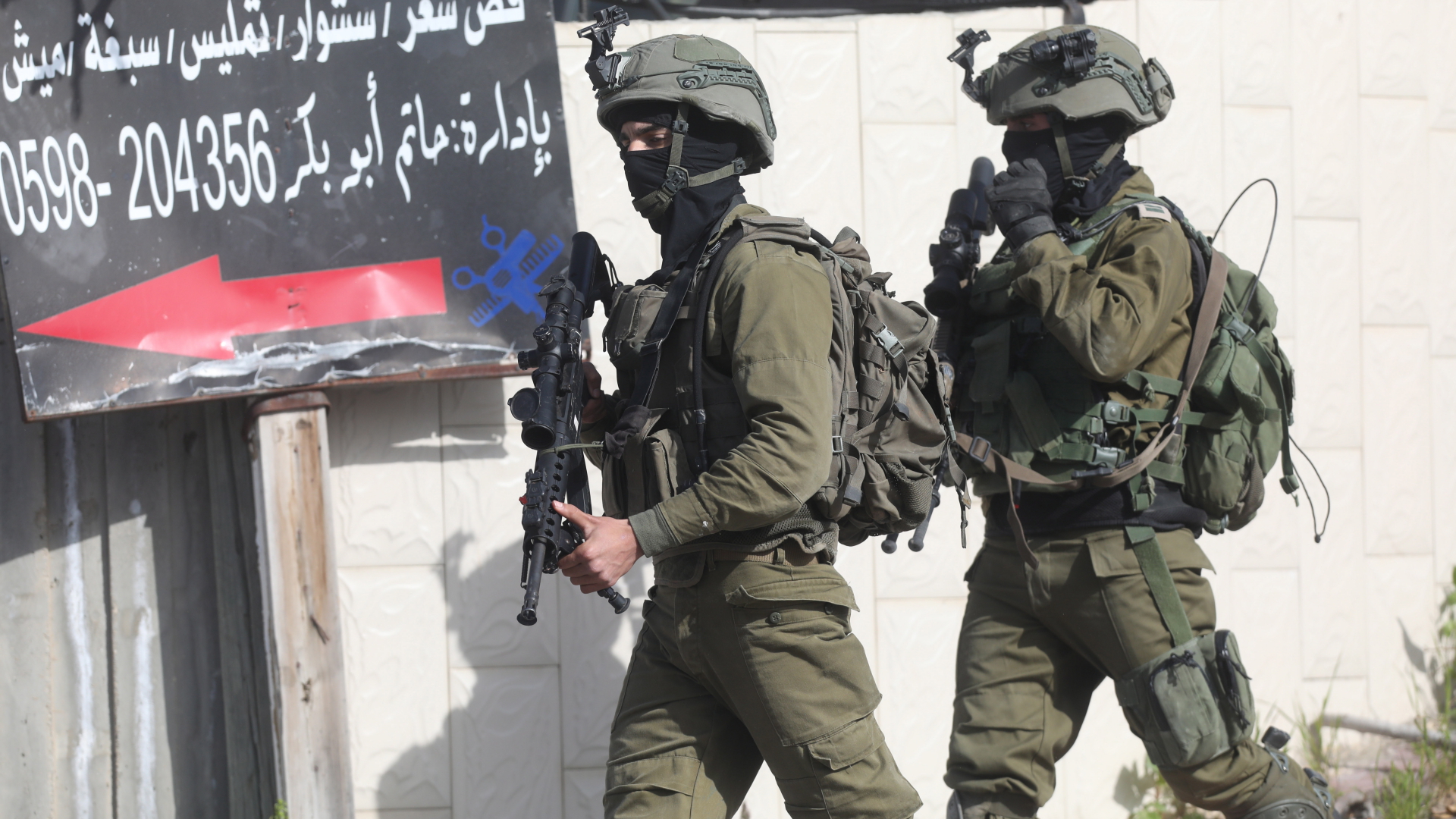 Soldaten durchsuchen im Westjordanland ein Dorf, aus dem ein mutmaßlicher Terrorist stammt. | EPA