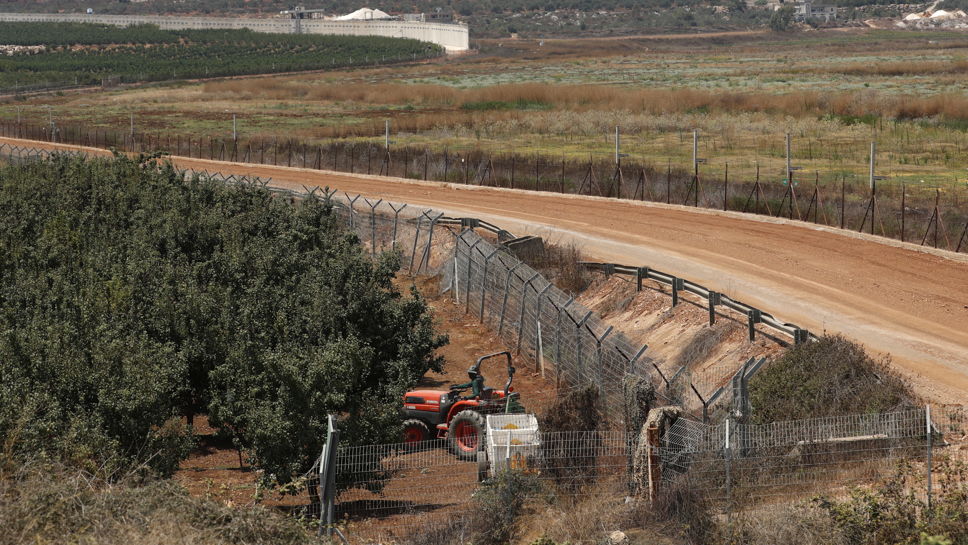 Israelischer Bauer fährt in seinem Traktor über ein Feld an der libanesischen Grenze | EPA