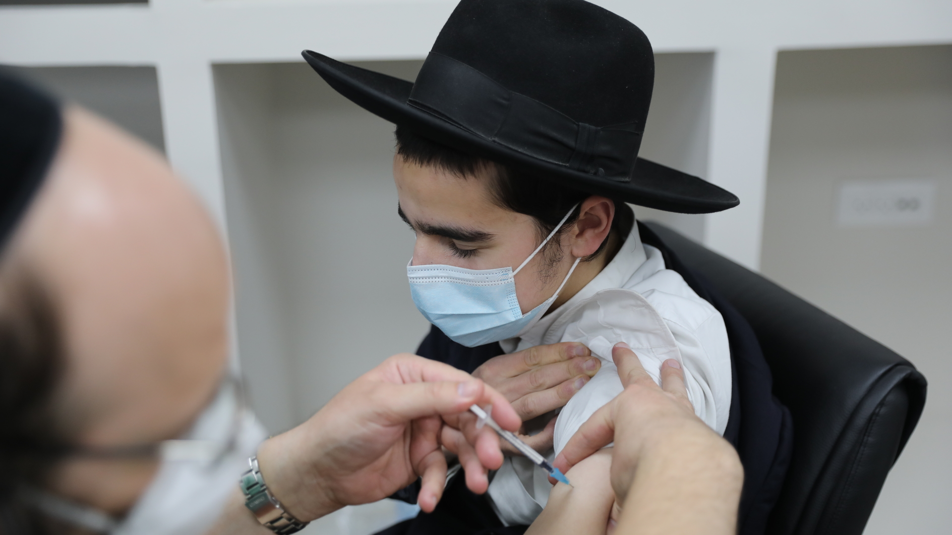 Ein orthodoxer Jude bei der Impfung in Bnei Brak