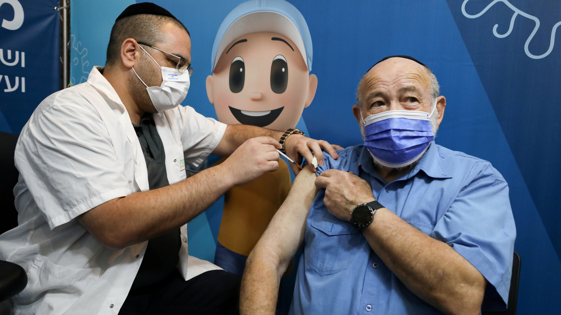 Ein Mann bekommt seine dritte Corona-Impfung in Jerusalem. | REUTERS