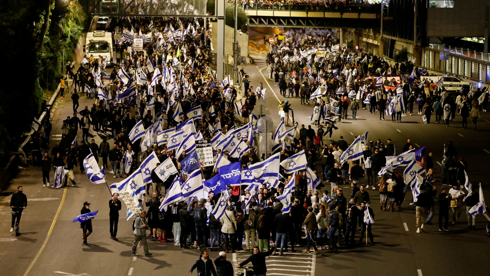 Befürworter der umstrittenen Justizreform demonstrieren in Tel Aviv | REUTERS