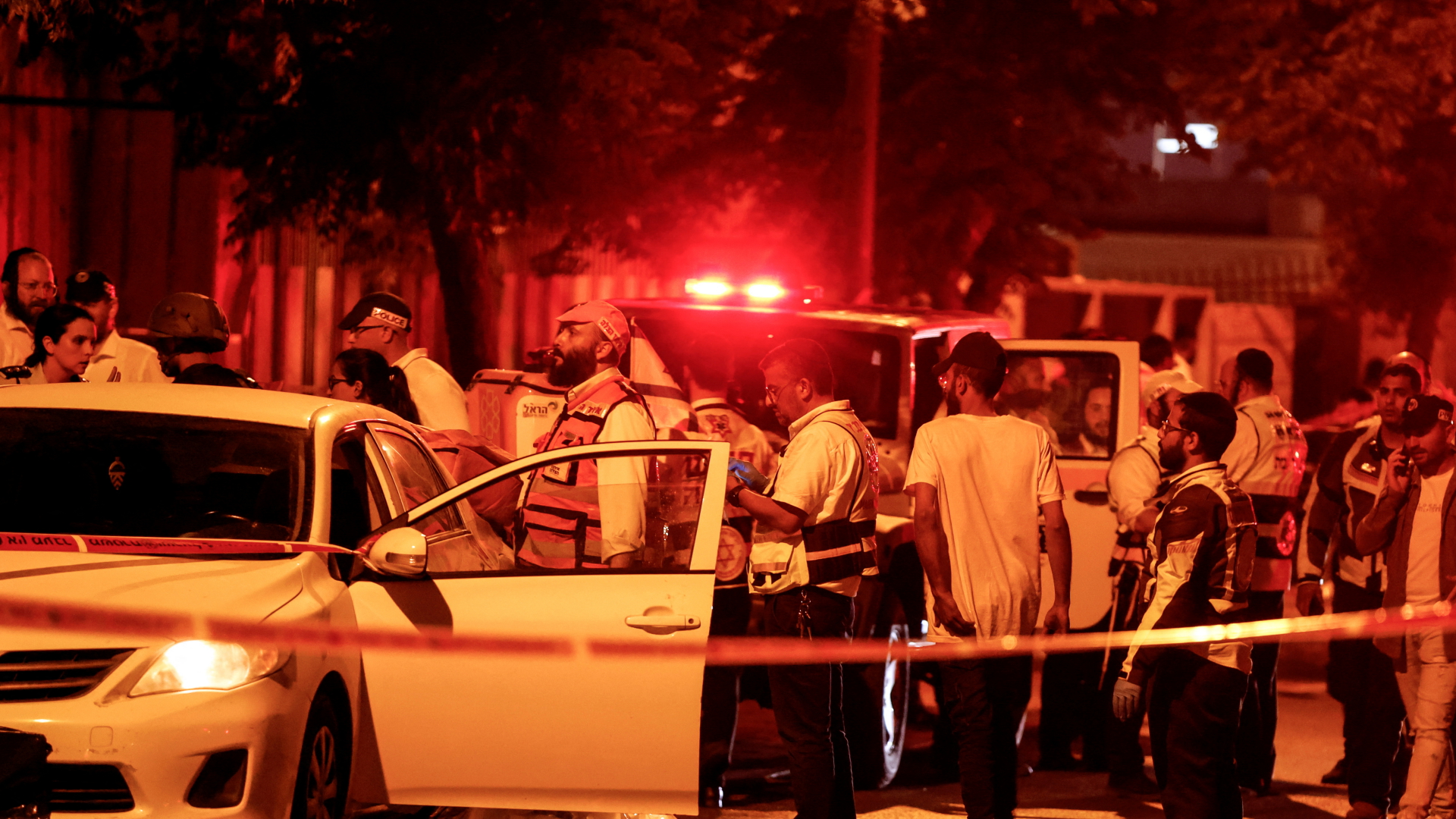 Israelische Polizei sichert in Elad den Ort des Anschlags. | REUTERS