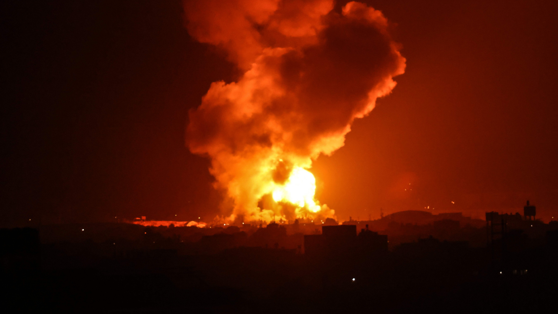 Eine Rakete schlägt in Rafah im südlichen Gazastreifen ein. | AFP