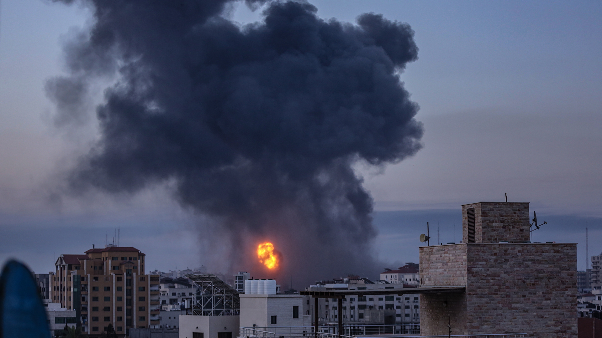 Feuer und Rauch nach dem israelischen Reketenbeschuss auf Gaza-Stadt | EPA