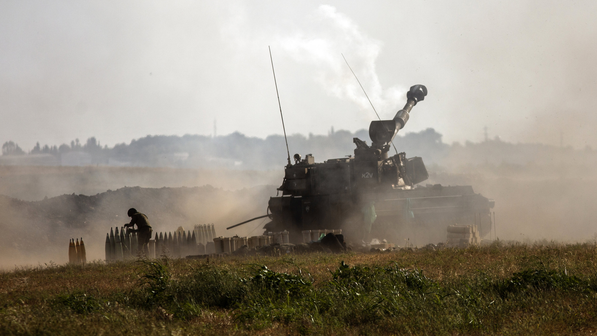 Israelische Artillerie feuert in Richtung Gazastreifen. | AP