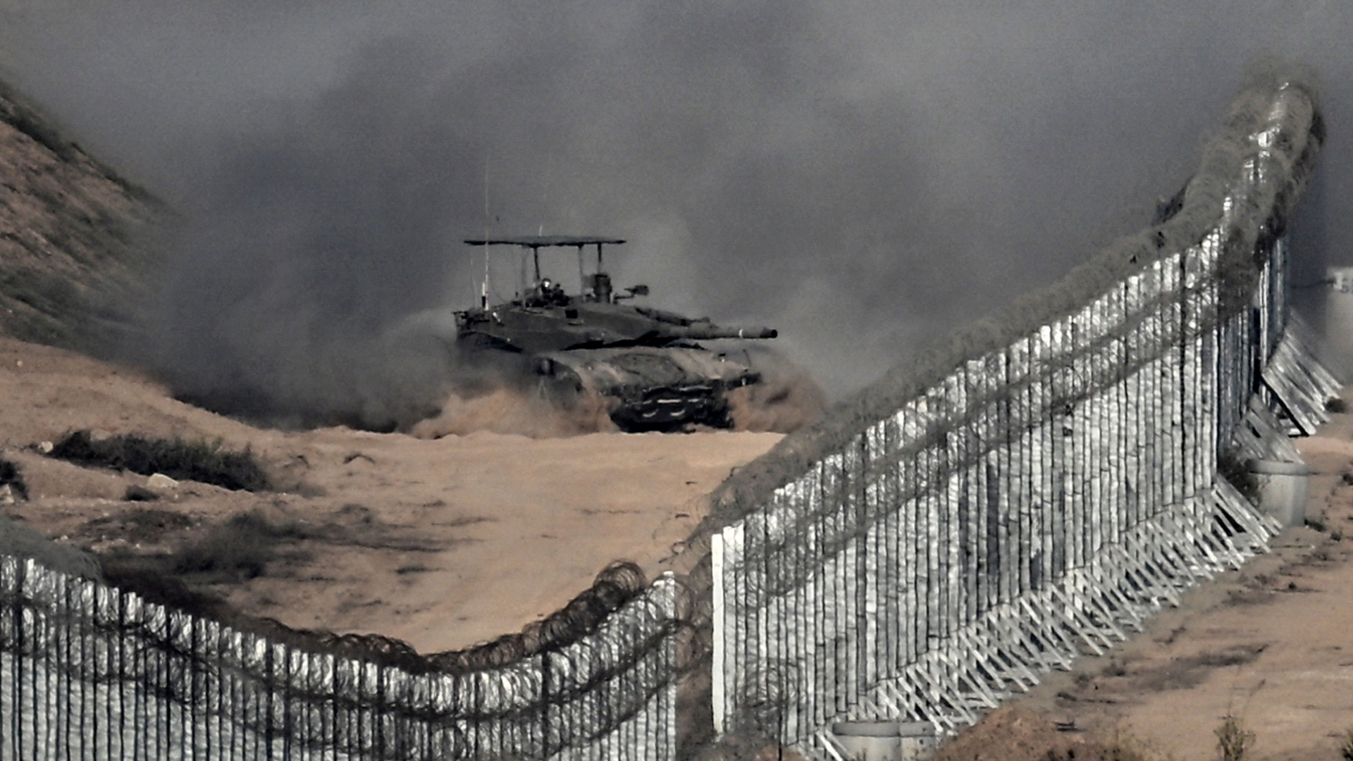 Ein israelischer Kampfpanzer fährt nahe der Sperranlage am Gazastreifen.