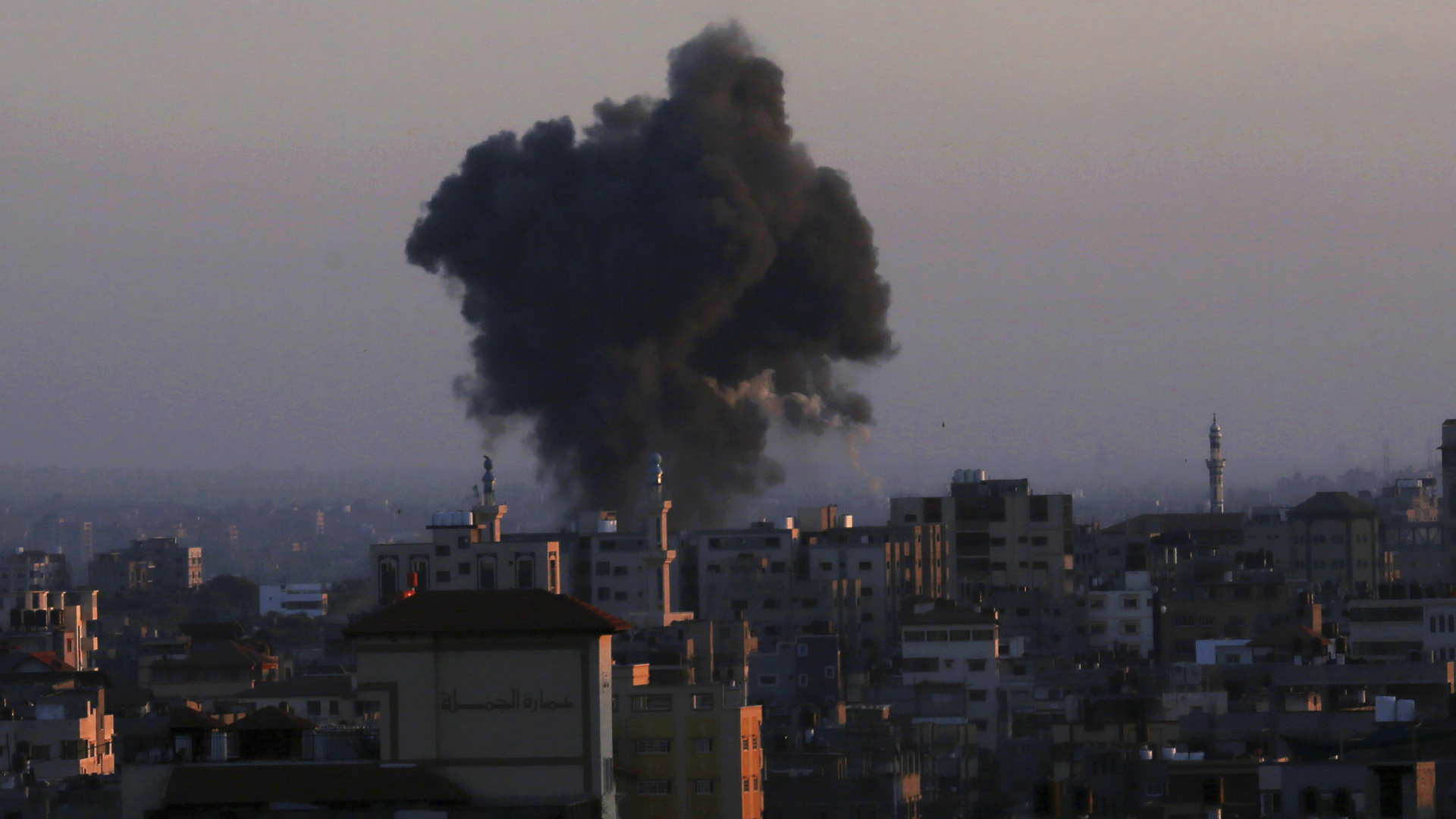 Rauch steigt auf in Gaza-Stadt nach einem israelischen Luftangriff. | AP