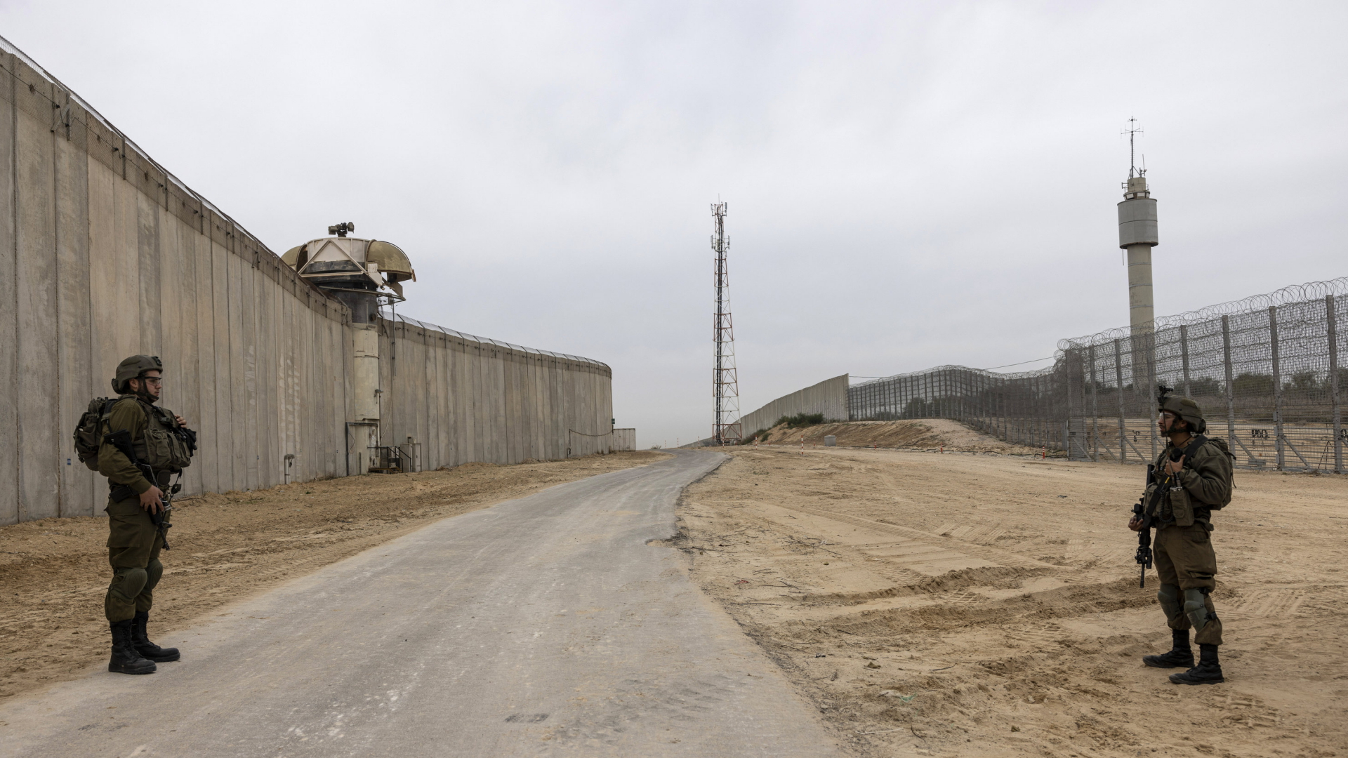 Soldaten stehen am nun fertiggestellten Grenzwall zwischen Israel und dem Gaza-Streifen. | AP