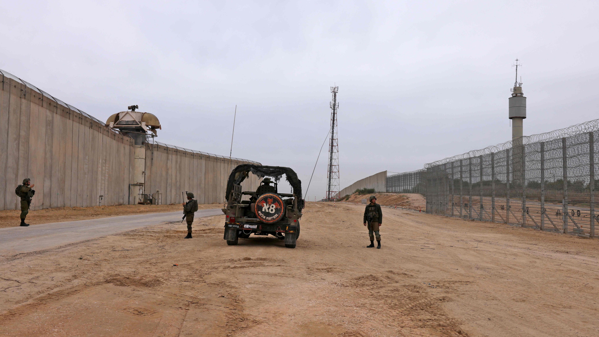 Soldaten und Militärfahrzeuge im Grenzwall an der Grenze zum Gazastreifen | AFP
