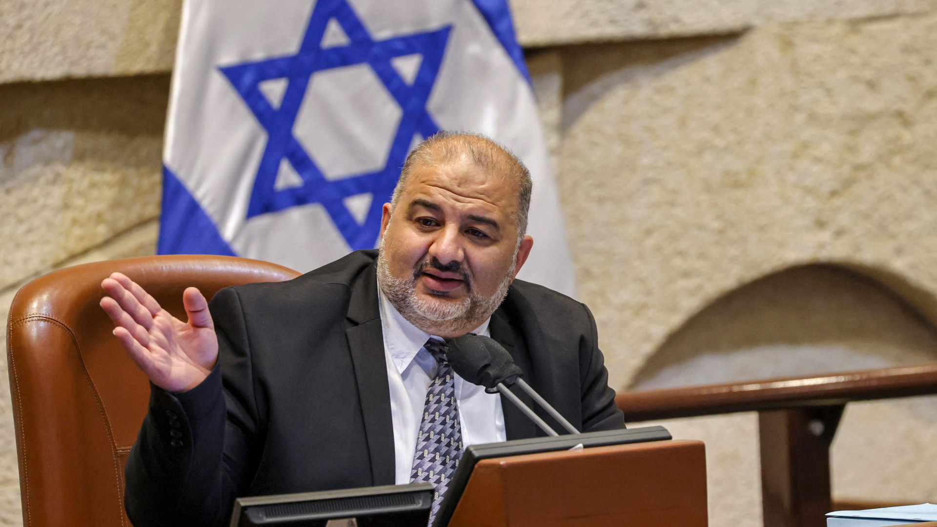 Knesset-Vize Mansour Abbas von der Raam-Partei spricht vor der Verabschiedung des Haushaltes im Parlament. | AFP