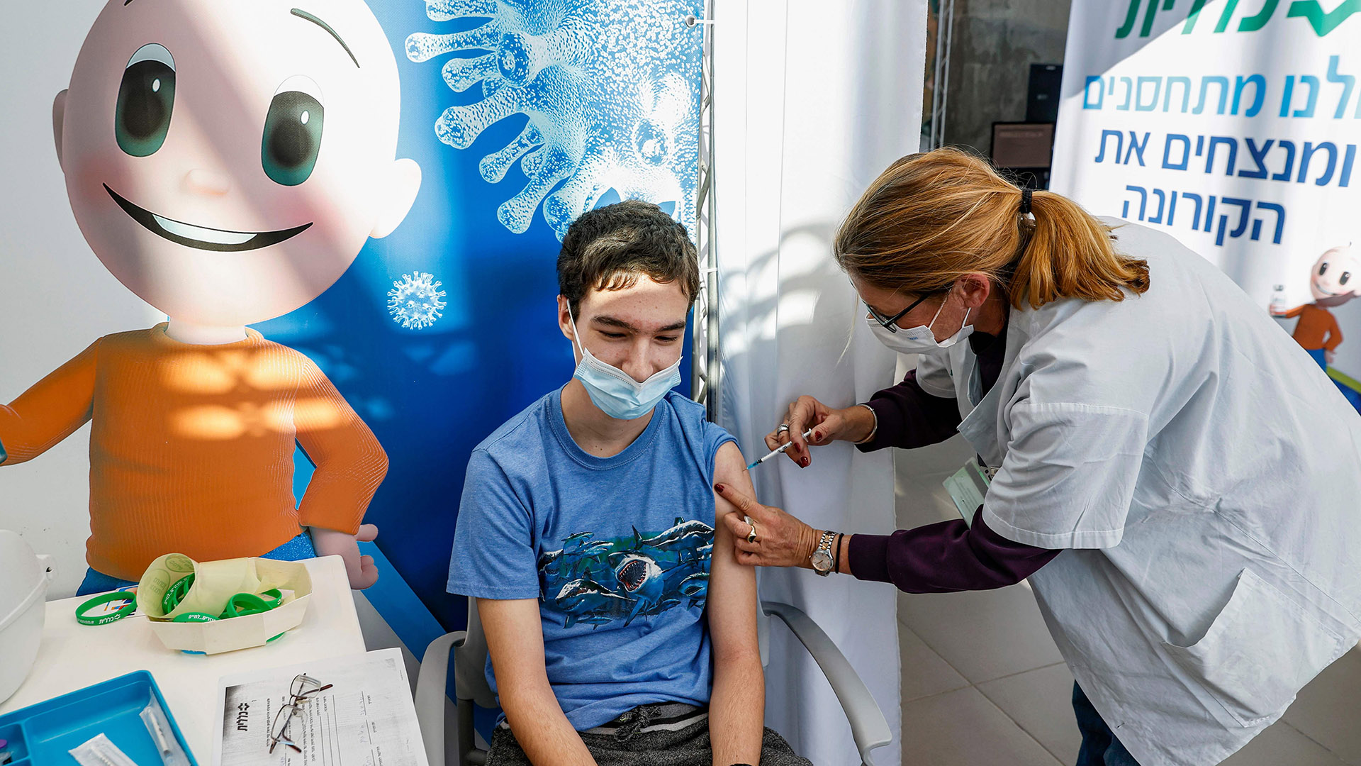 Ein Jugendlicher wird in Israel geimpft. | AFP