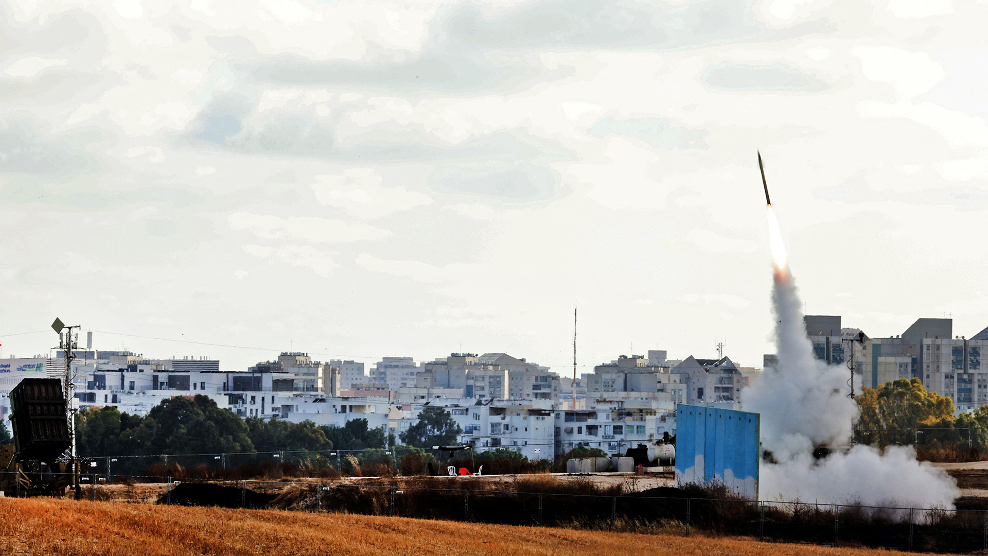 Israels Luftabwehrsystem "Iron Dome" wird über der südisraelischen Stadt Aschkelon gestartet, um eine aus dem Gazastreifen abgefeuerte Rakete abzufangen.