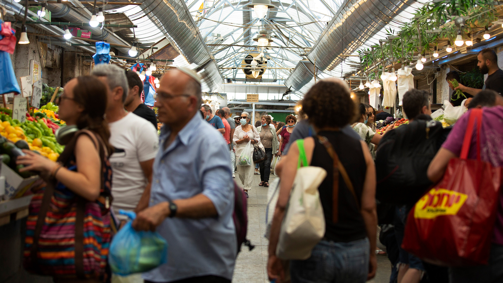 Menschen kaufen auf dem "Mahane Yehuda"-Markt in Jerusalem ein. | AP