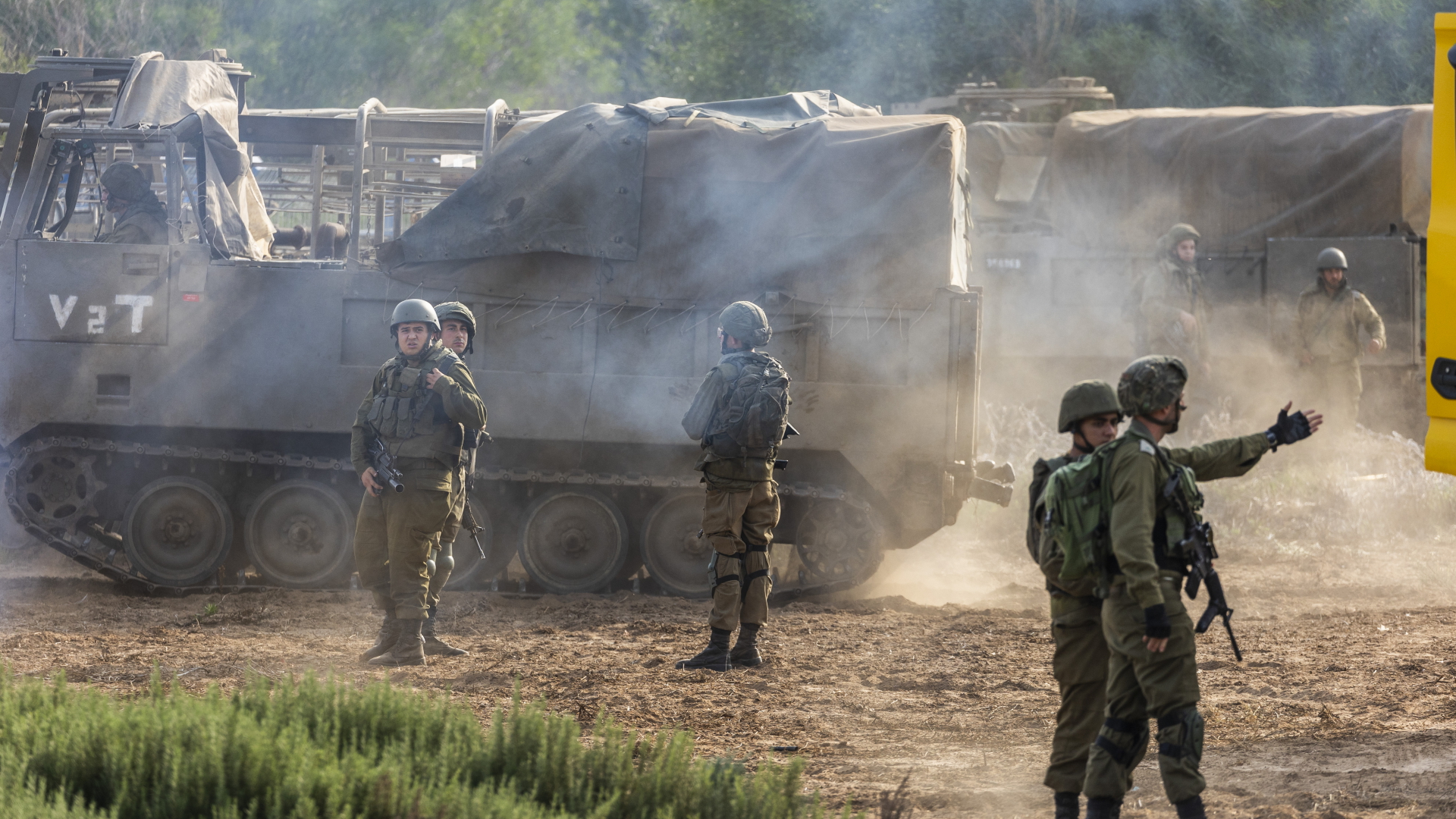 Israelische Artillerie geht am zweiten Tag des Konflikts zwischen Israel und der militanten Palästinensergruppe Hamas an der Grenze zum Gazastreifen in Stellung.