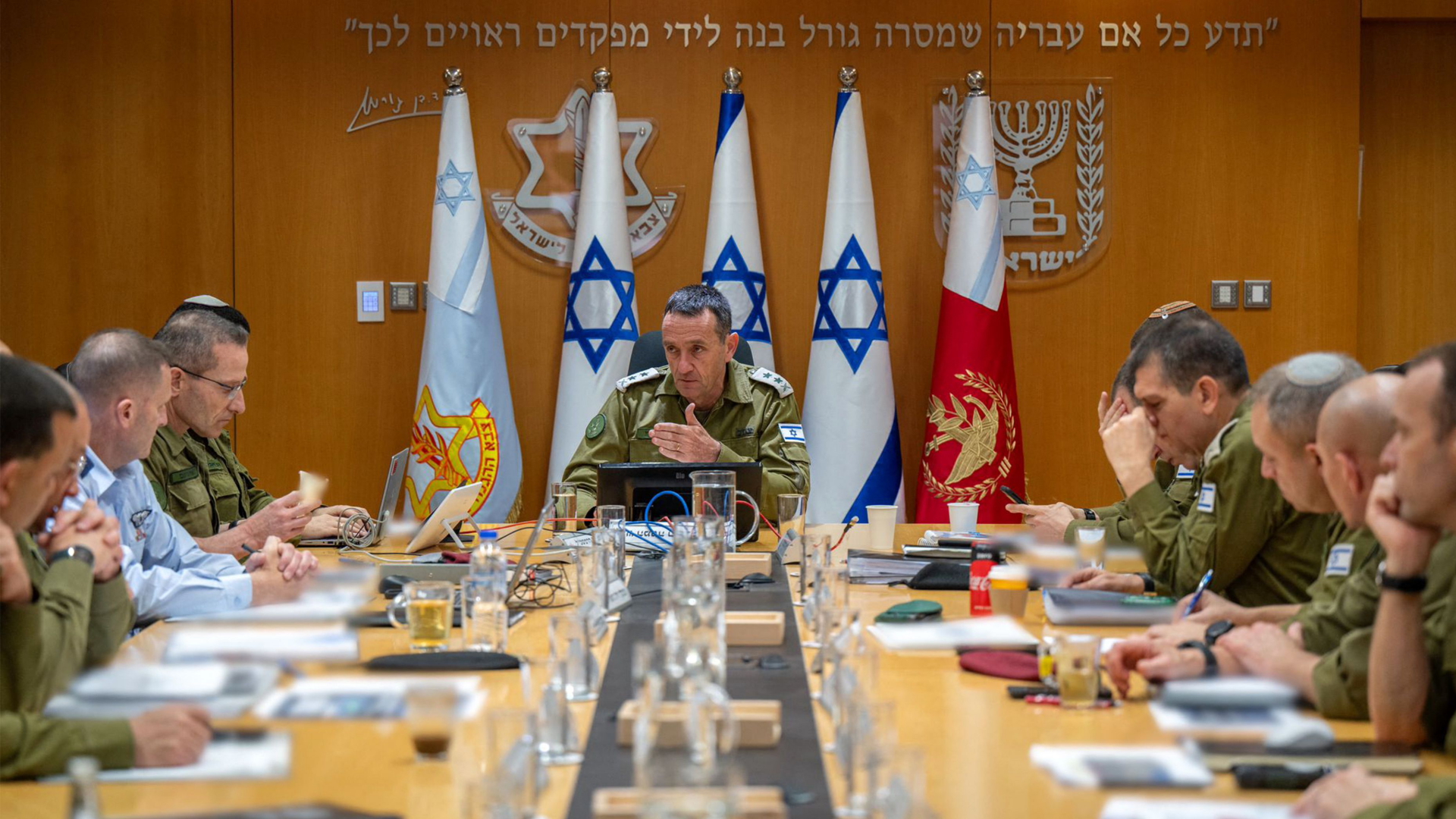 Israels Generalstabschef Herzi Halevi leitet in einem Sitzungssaal Beratungen zu dem iranischen Angriff auf Israel.