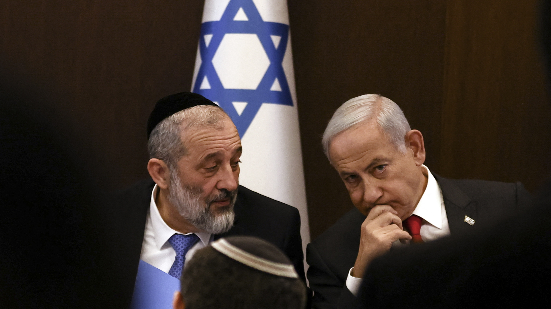 Arjeh Deri und Benjamin Netanyahu (v.l.) | AFP