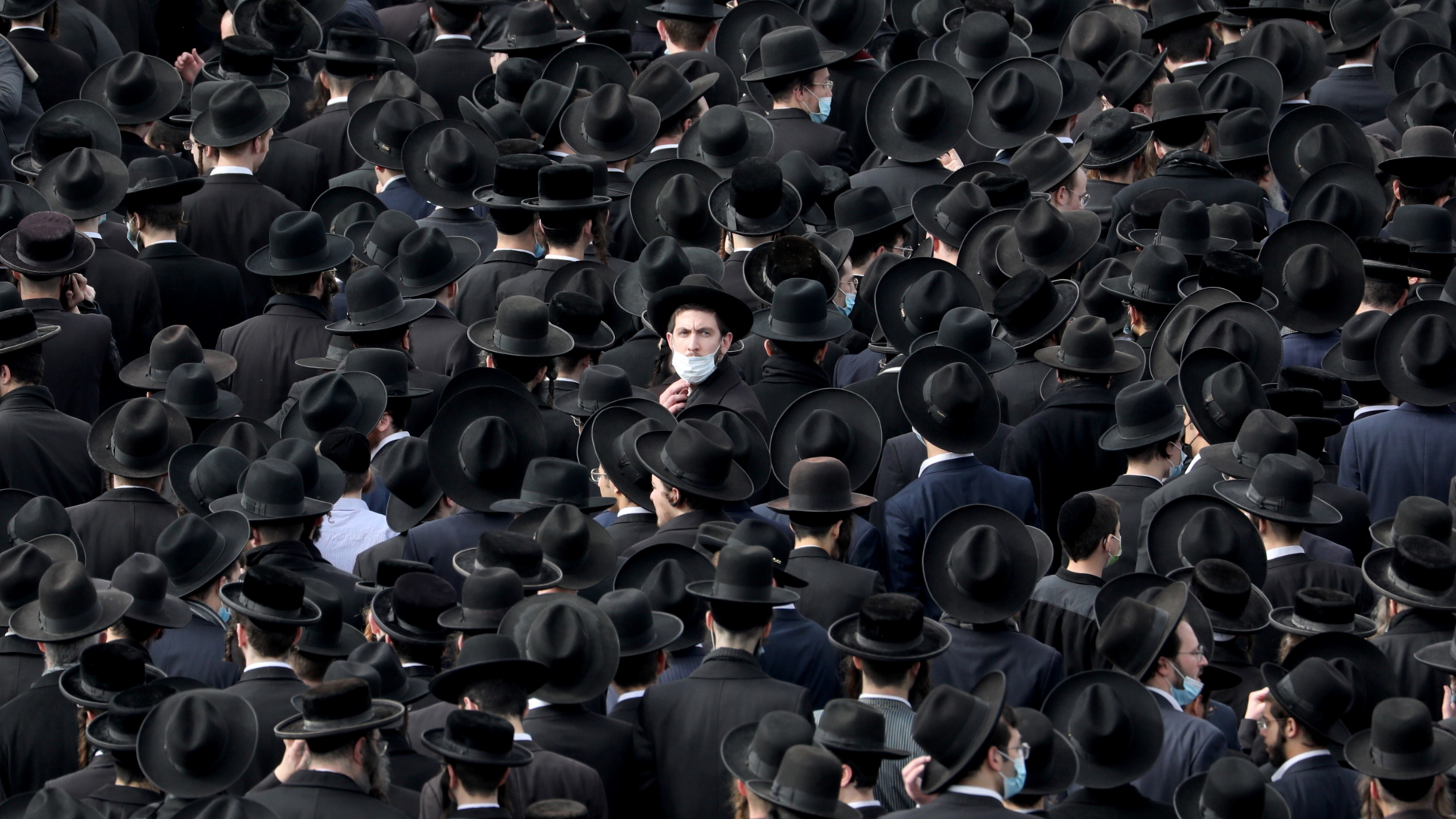 Orthodoxe Juden versammeln sich im Januar 2021 zur Beisetzung eines Rabbiners. | ABIR SULTAN/EPA-EFE/Shutterstock