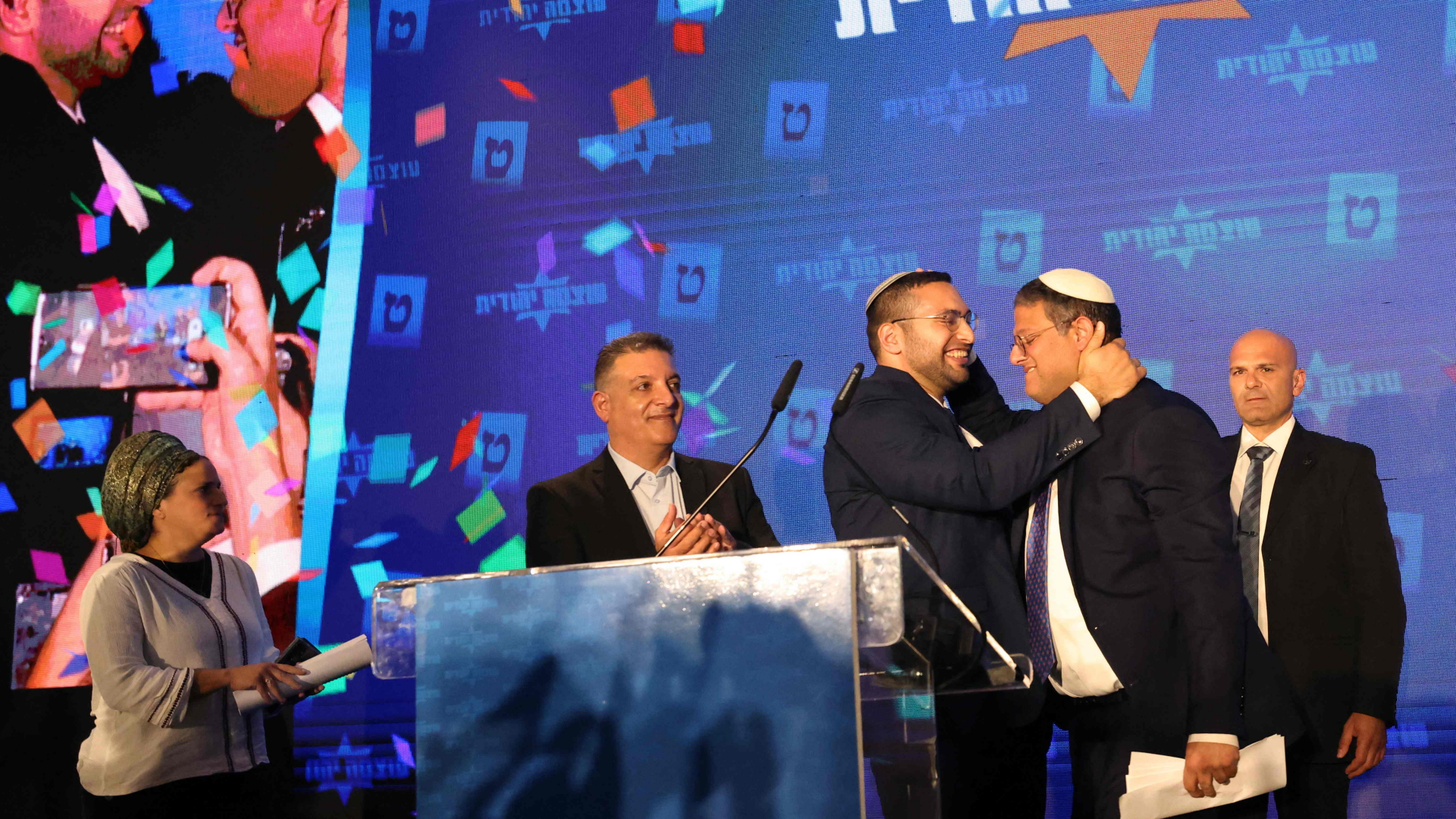 Vertreter der israelischen Partei Otzma Yehudit jubeln über ihren Wahlerfolg | AFP
