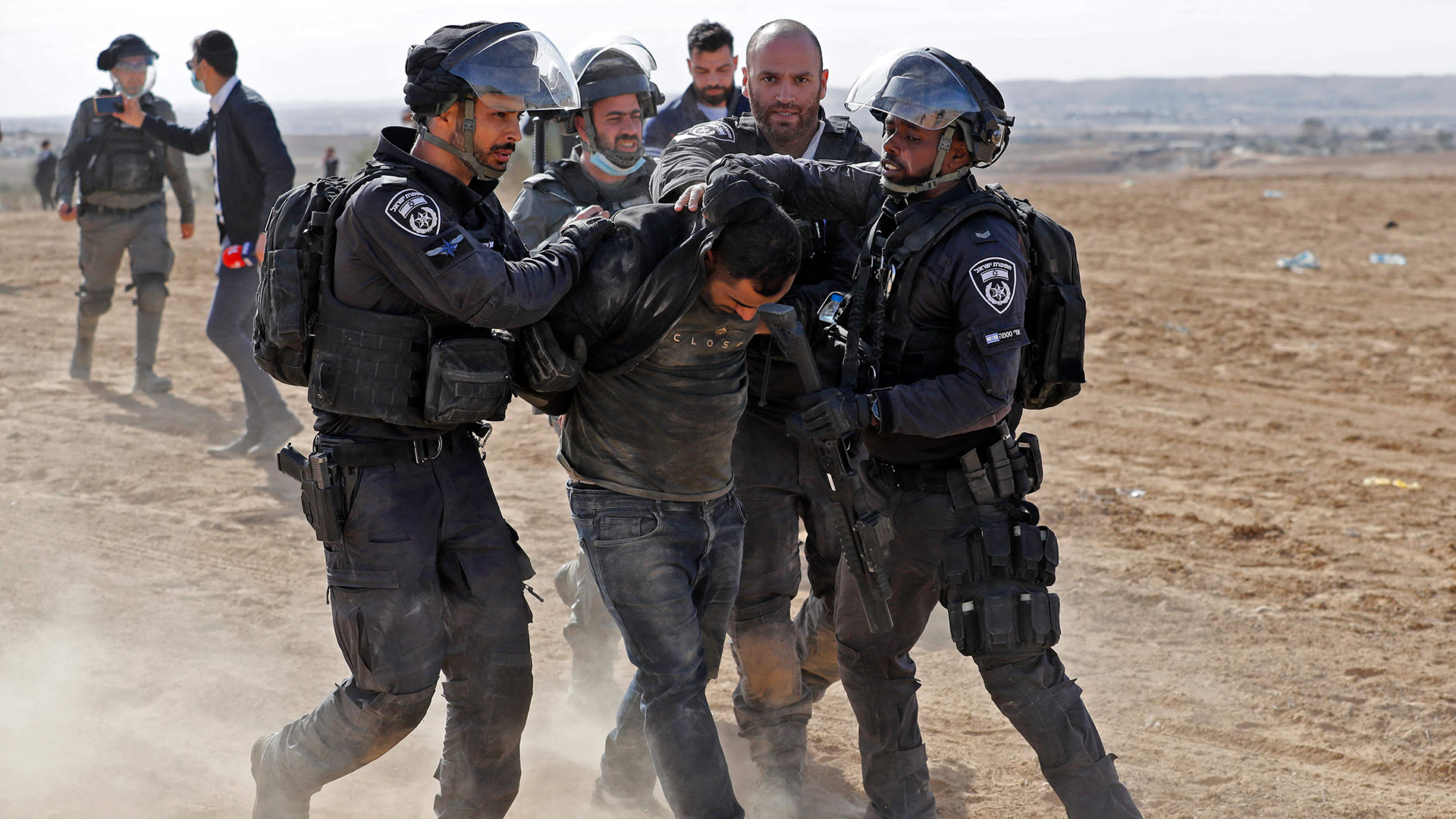 Die israelische Polizei nimmt einen Mann fest. | AFP