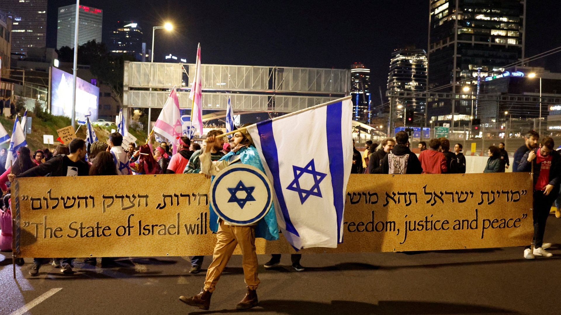Menschen in Israel protestieren gegen die geplante Justizreform. | REUTERS