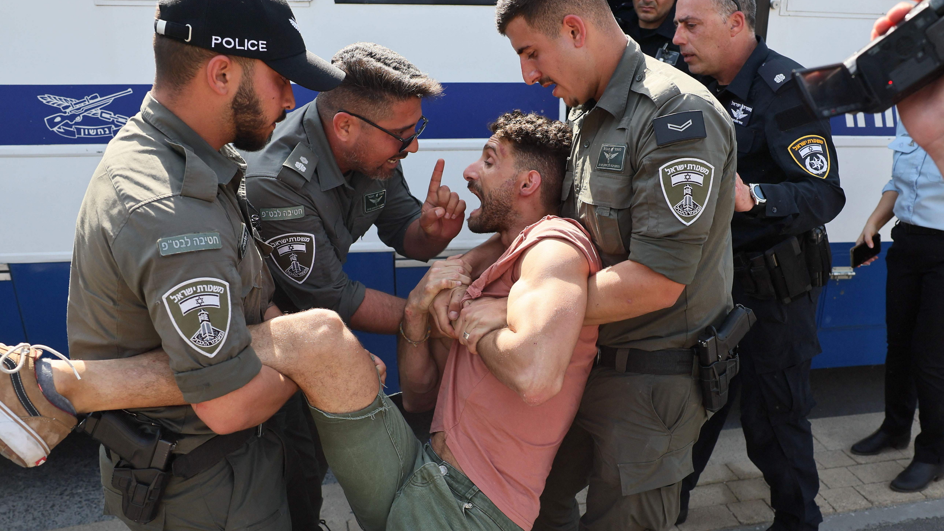 Israelische Polizisten mit einem Gegner der Justizreform | AFP
