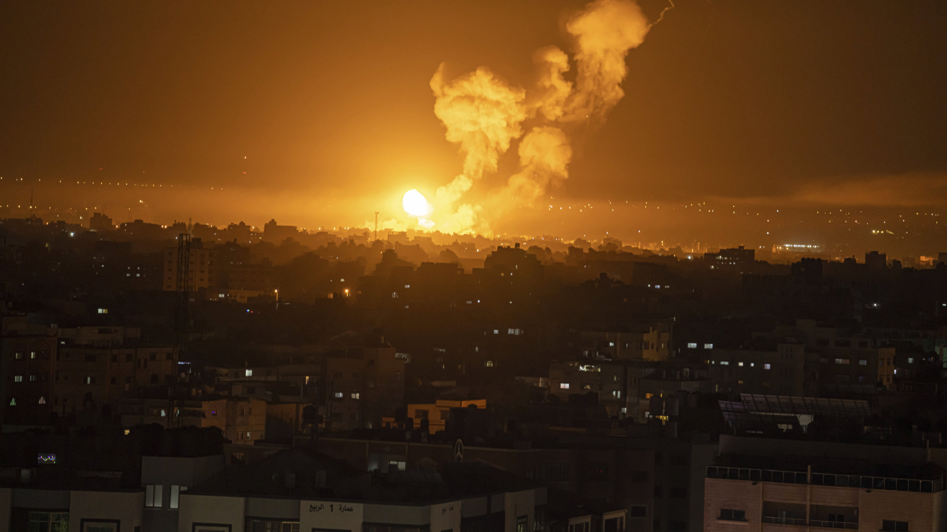 Bilder zeigen israelische Luftangriffe im Gazastreifen.