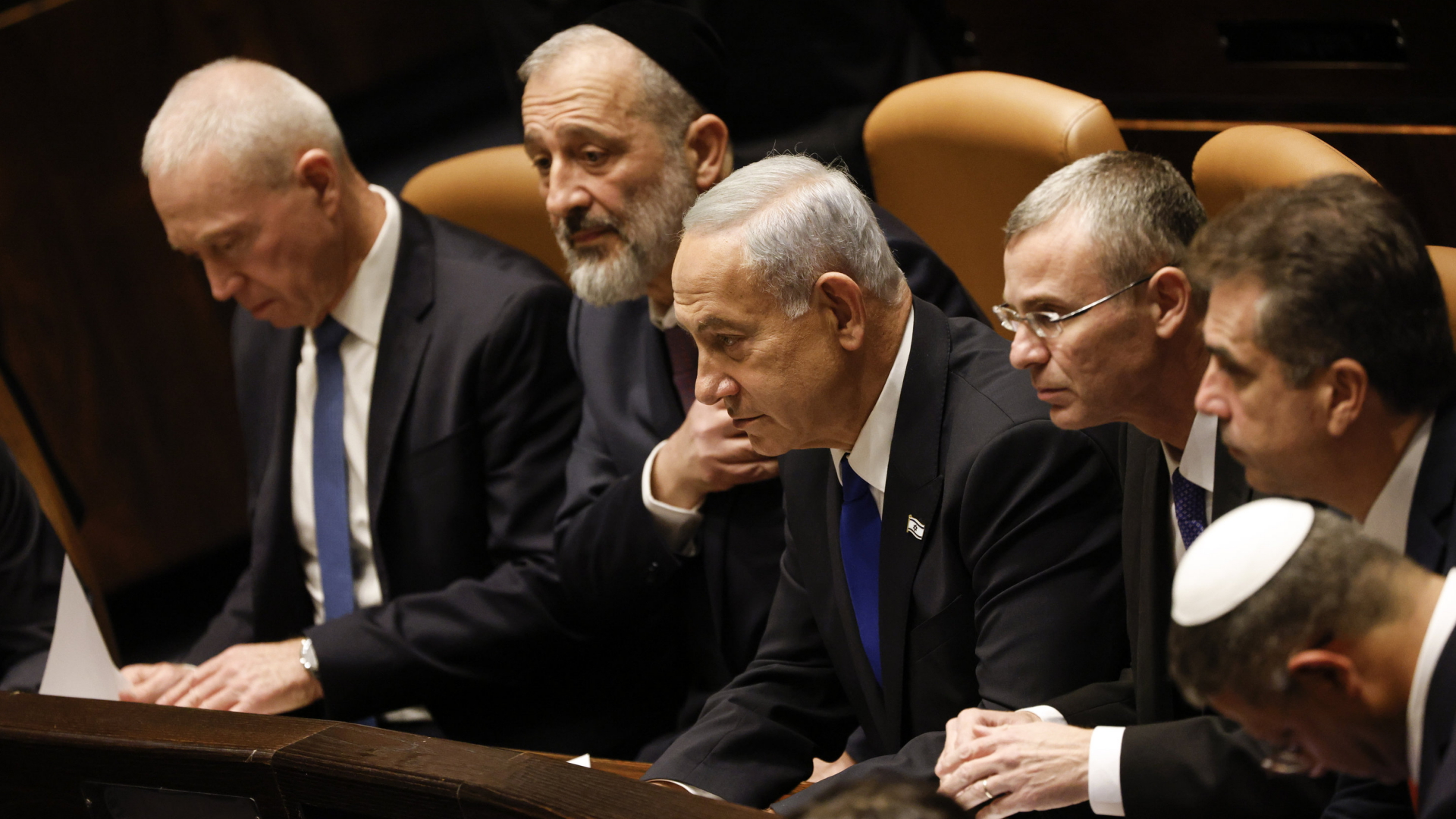 Israels Premier Netanyahu mit Mitgliedern seiner neuen Regierung im Parlament | AP