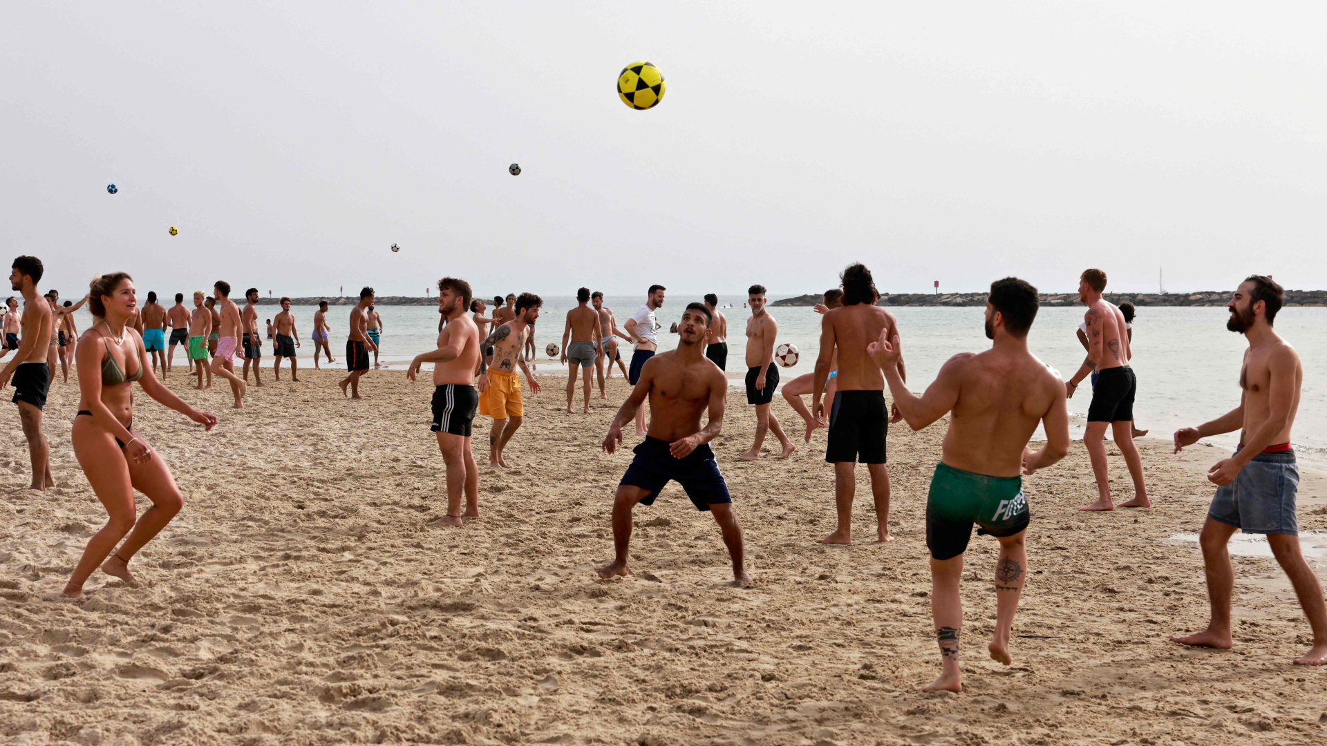 Ballspiele am Strand von Tel Aviv | AFP