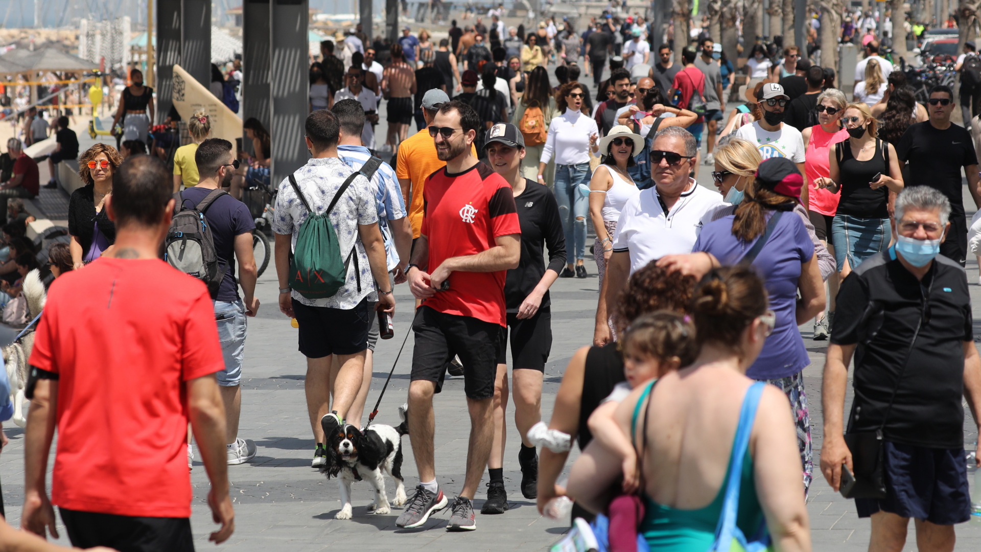 Menschen flanieren an der Strandpromenade in Tel Aviv.  | EPA