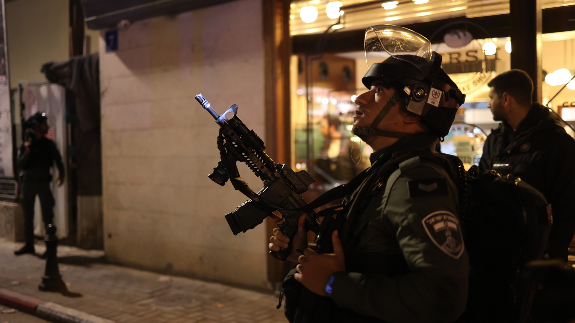 Ein schwerbewaffneter israelischer Polizist am Tatort des mutmaßlichen Anschlags in Tel Aviv. | dpa