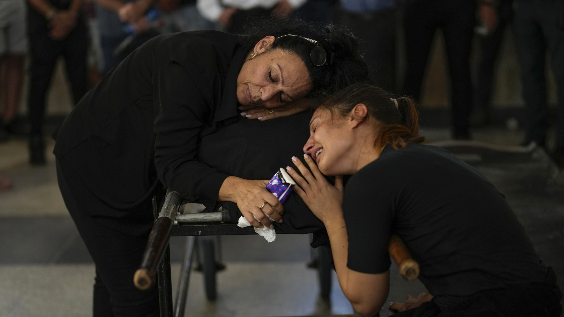 Zwei Frauen trauern am Leichnam eines der Opfer der Terrorangriffe der Hamas am 7. Oktober 2023