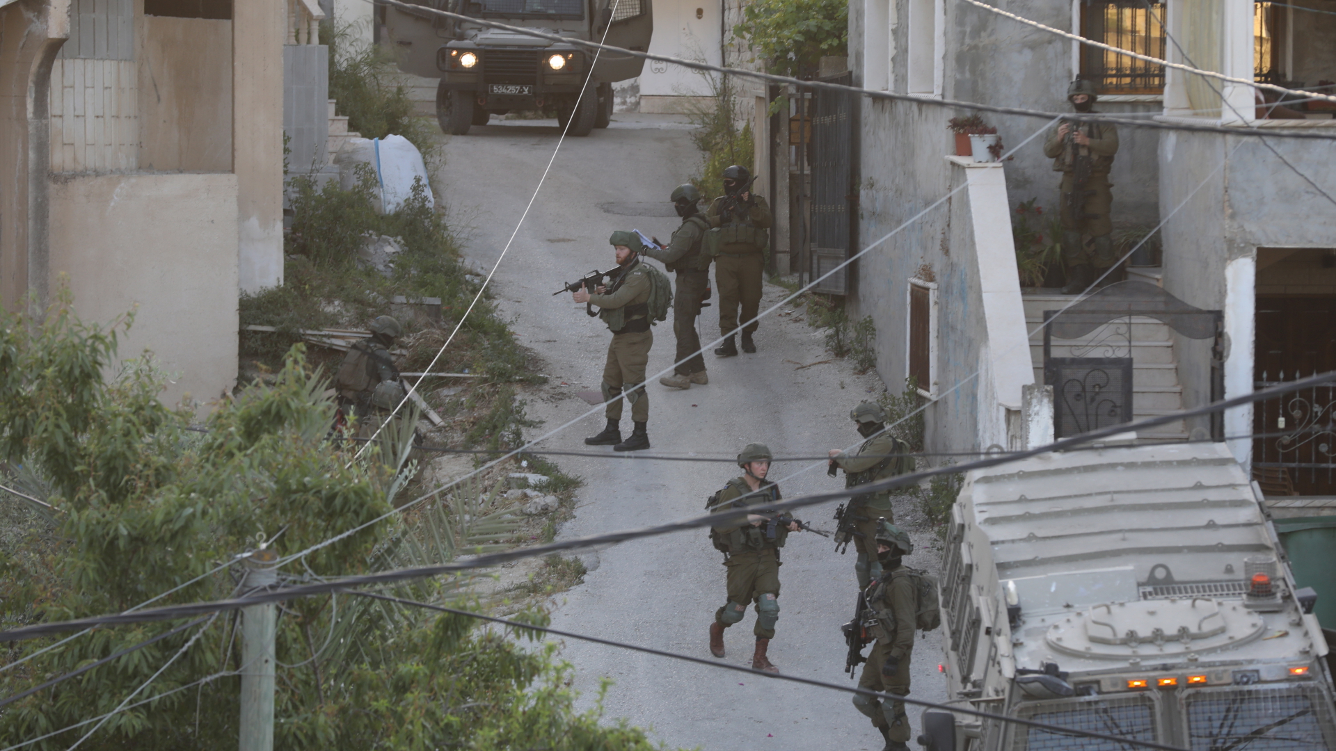Bewaffnete israelische Sicherheitskräfte durchsuchen Häuser im Ort Romana im Westjordanland. | EPA