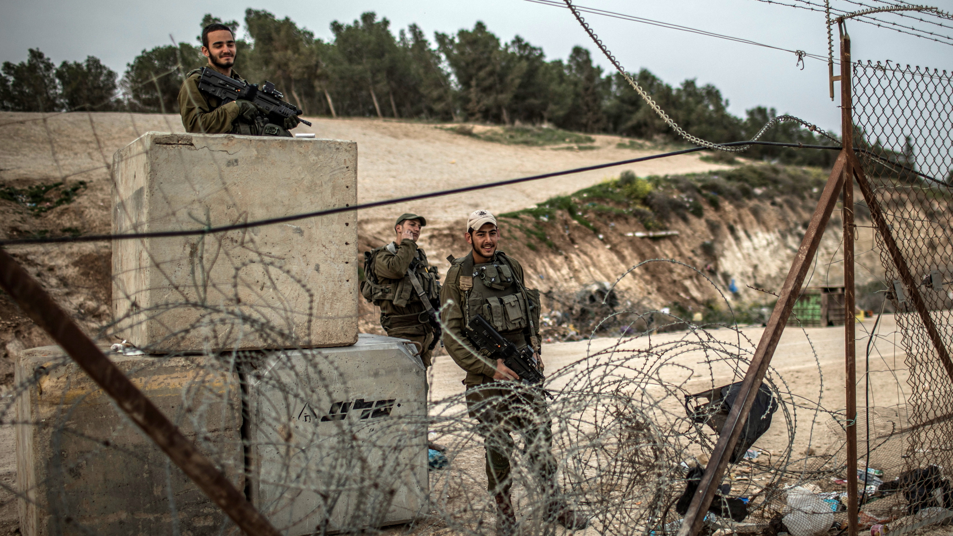 Israelische Soldaten bewachen eine Lücke in der Sperranlage zum Westjordanland. | dpa