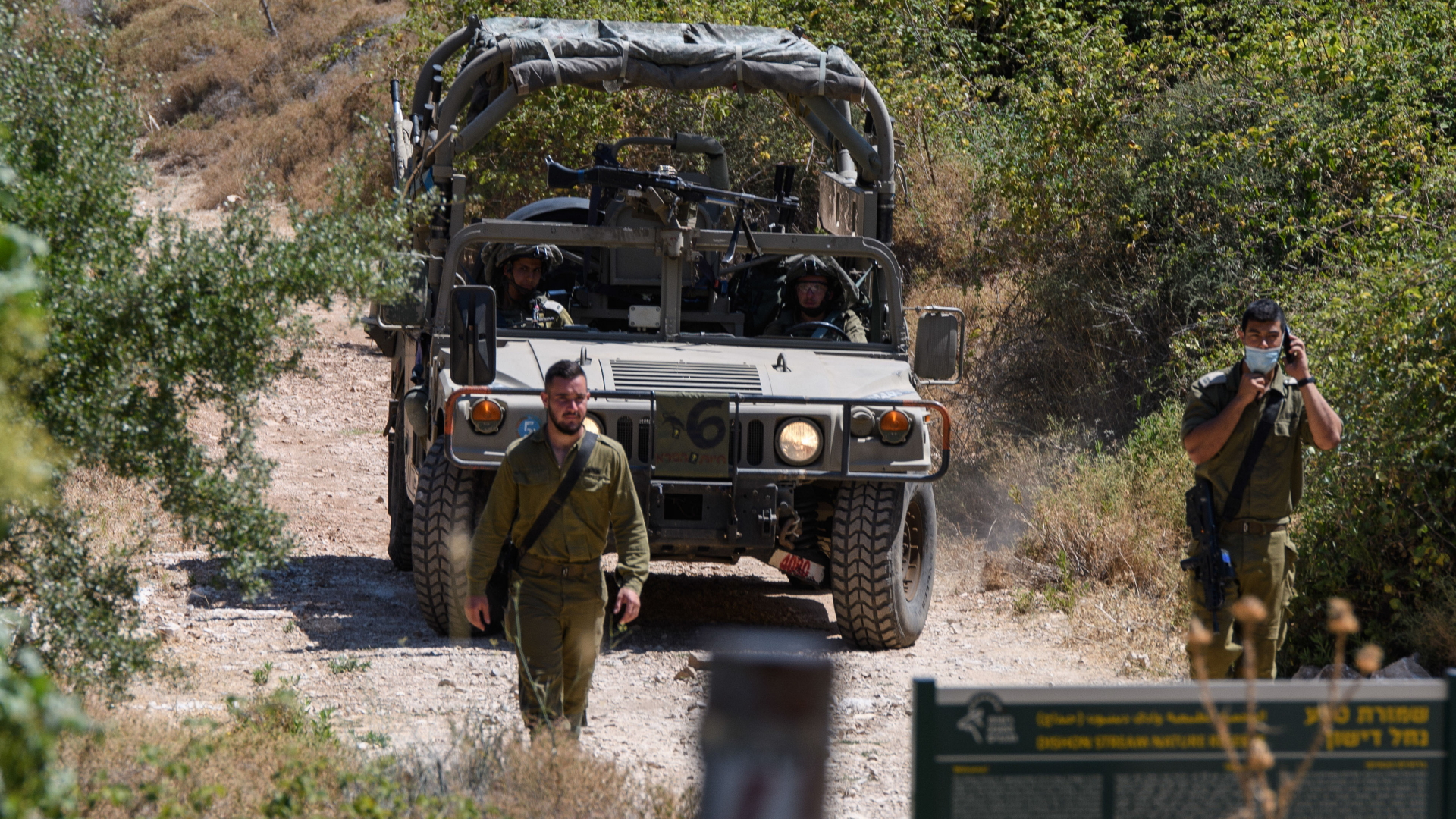 Israelische Soldaten bewegen sich in der Nähe der israelisch-libanesischen Grenze über eine Gebirgsstraße | dpa