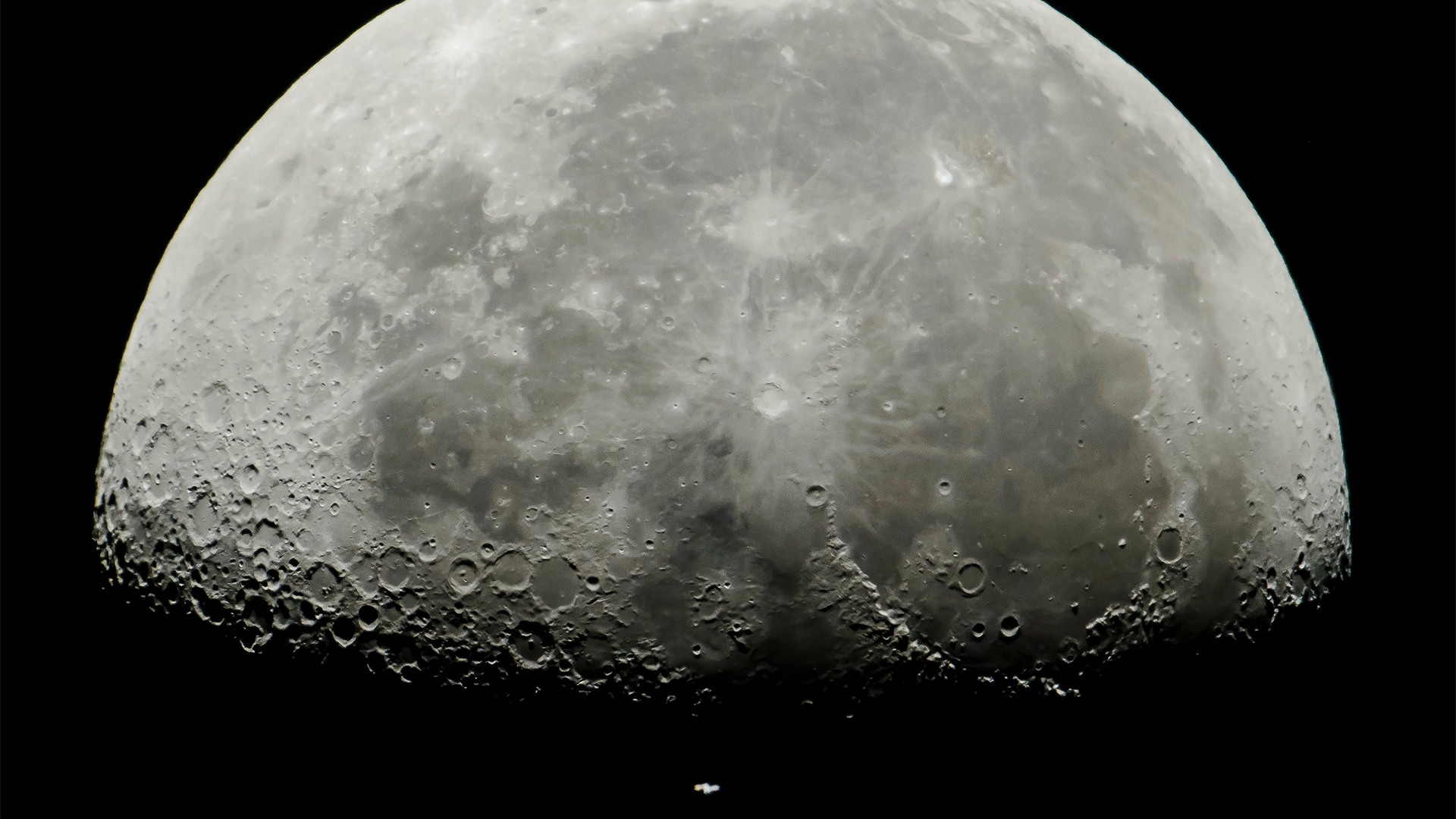 Die Internationale Raumstation ISS (Mitte, unten) passiert in ihrer Erdumlaufbahn den Mond. | Bildquelle: PETER KOMKA/EPA-EFE/REX/Shutters
