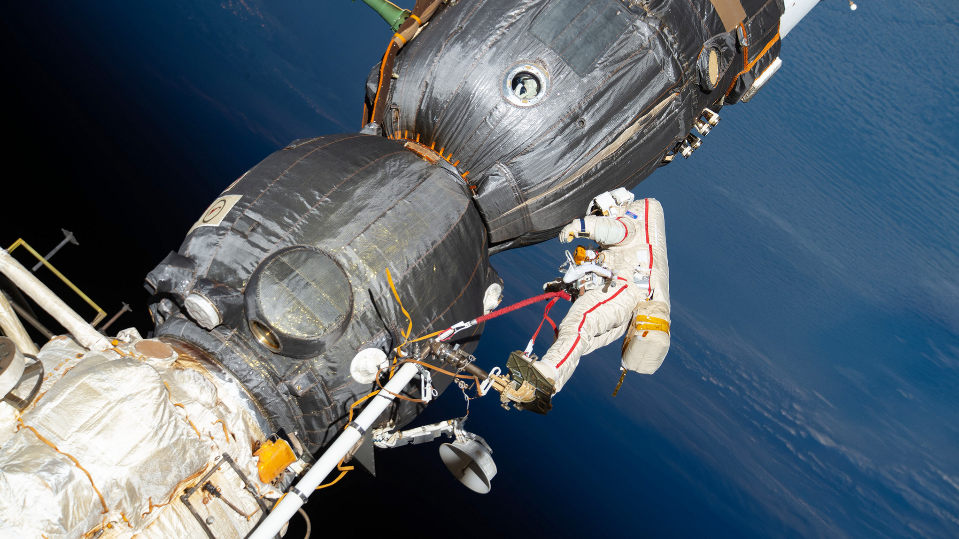 Kosmonaut Oleg Kononenko beim Außeneinsatz | Bildquelle: NASA