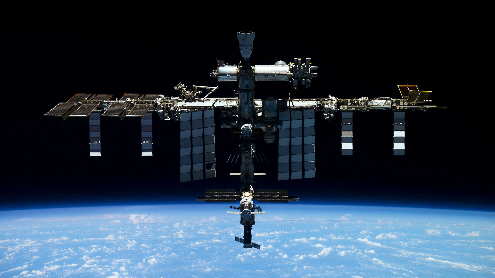 Die Internationale Raumstation (ISS) aus dem Weltall fotografiert, mit Blick über der Erde. | via REUTERS