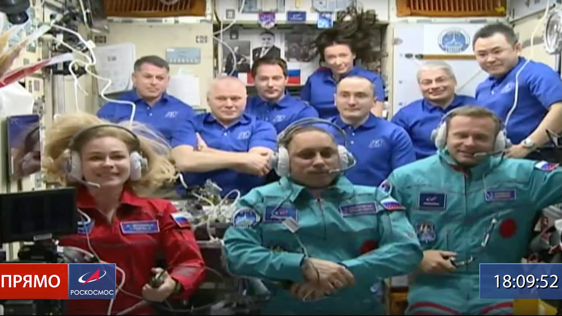 Schauspielerin Yulia Peresild (links), der Filmregisseur Klim Shipenko (rechts) und der Kosmonaut Anton Shkaplerov in der ersten Reihe mit anderen Teilnehmern der Mission in der Internationalen Raumstation ISS | AP