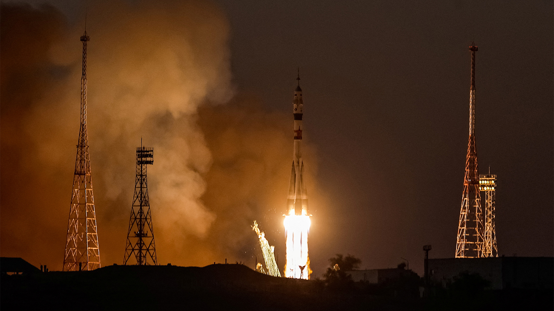An Bord einer Sojus-Raumkapsel hoben Sergej Prokopjew und Dmitri Petelin sowie Frank Rubio vom russischen Weltraumbahnhof Baikonur ab. | REUTERS
