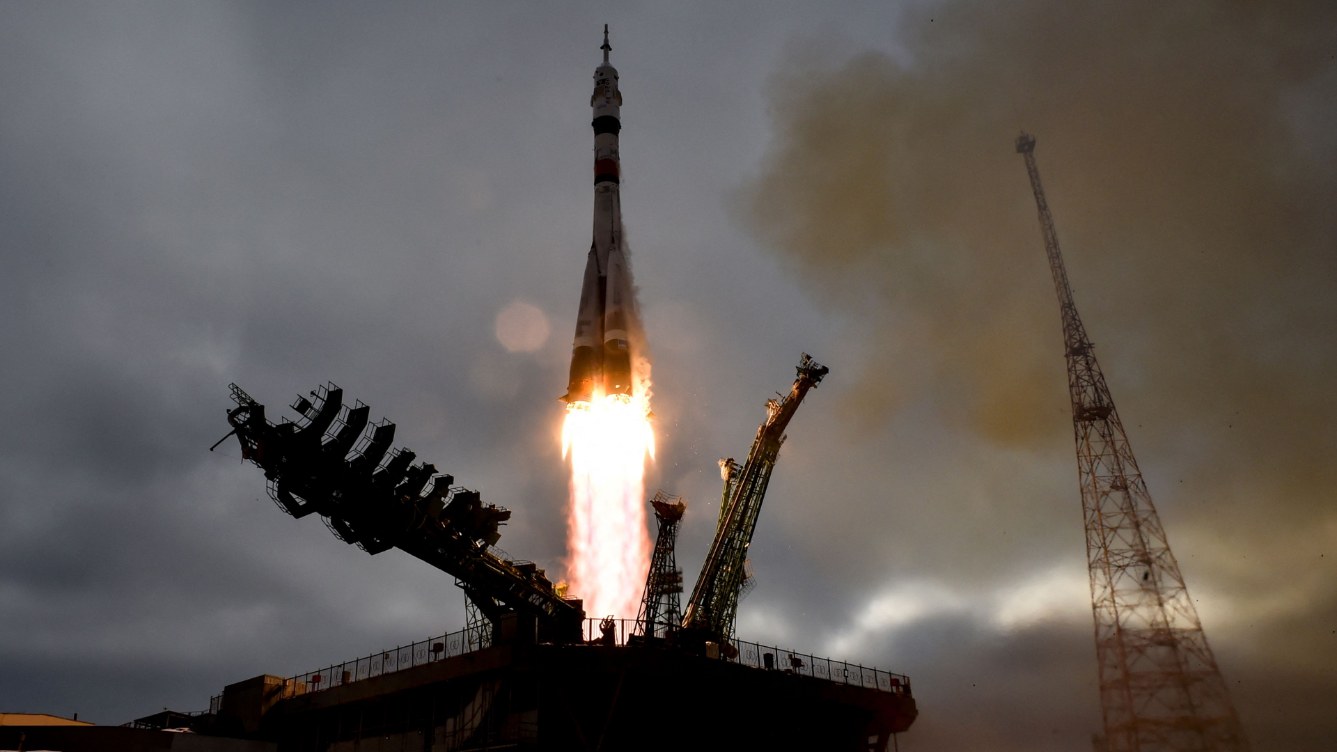 Die russische Sojus-Rakete startet vom russischen Weltraumbahnhof Baikonur in Kasachstan.