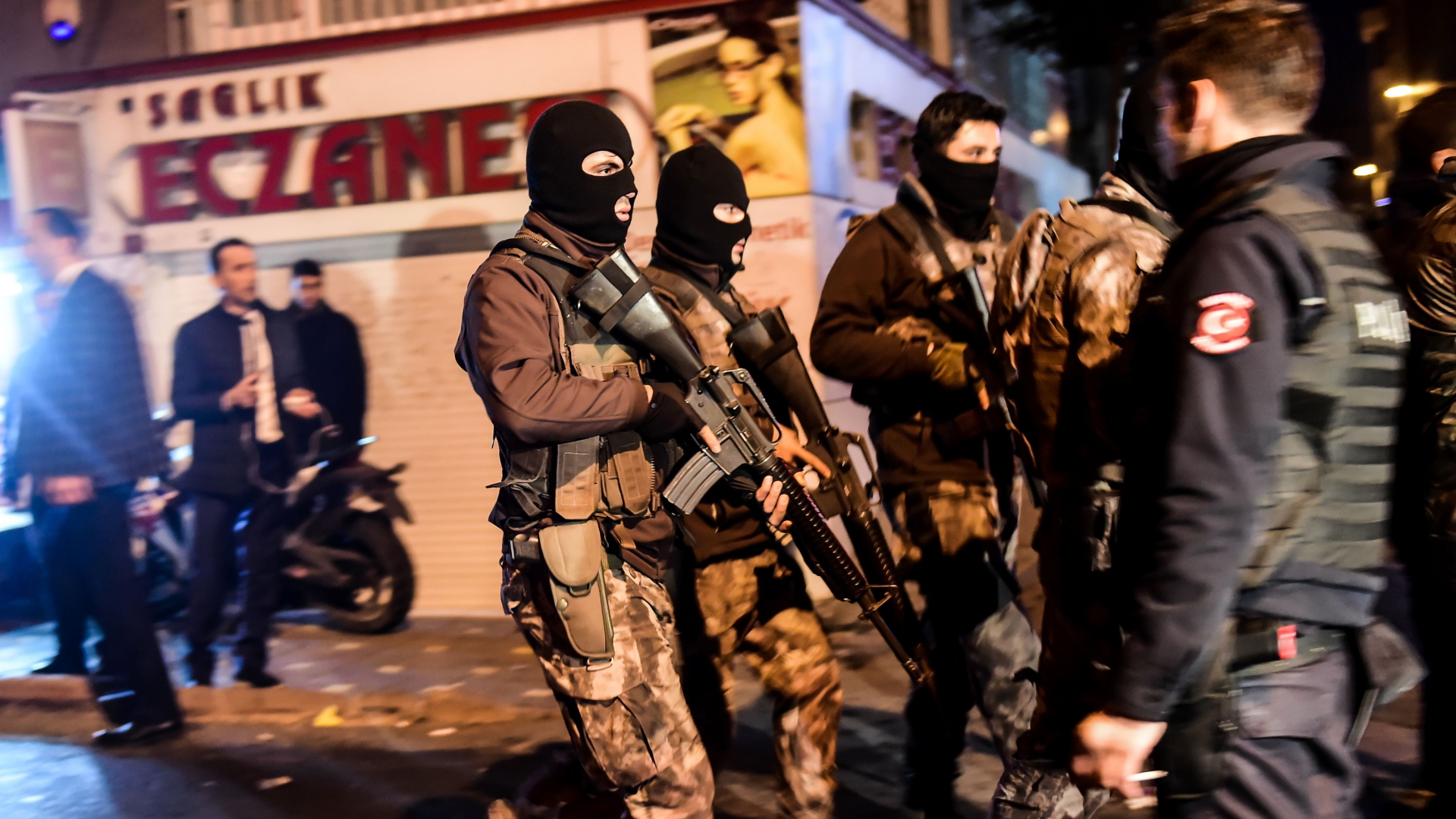 Nach den Explosionen in Istanbul sichern schwerbewaffnete Sicherheitskräfte den Tatort.