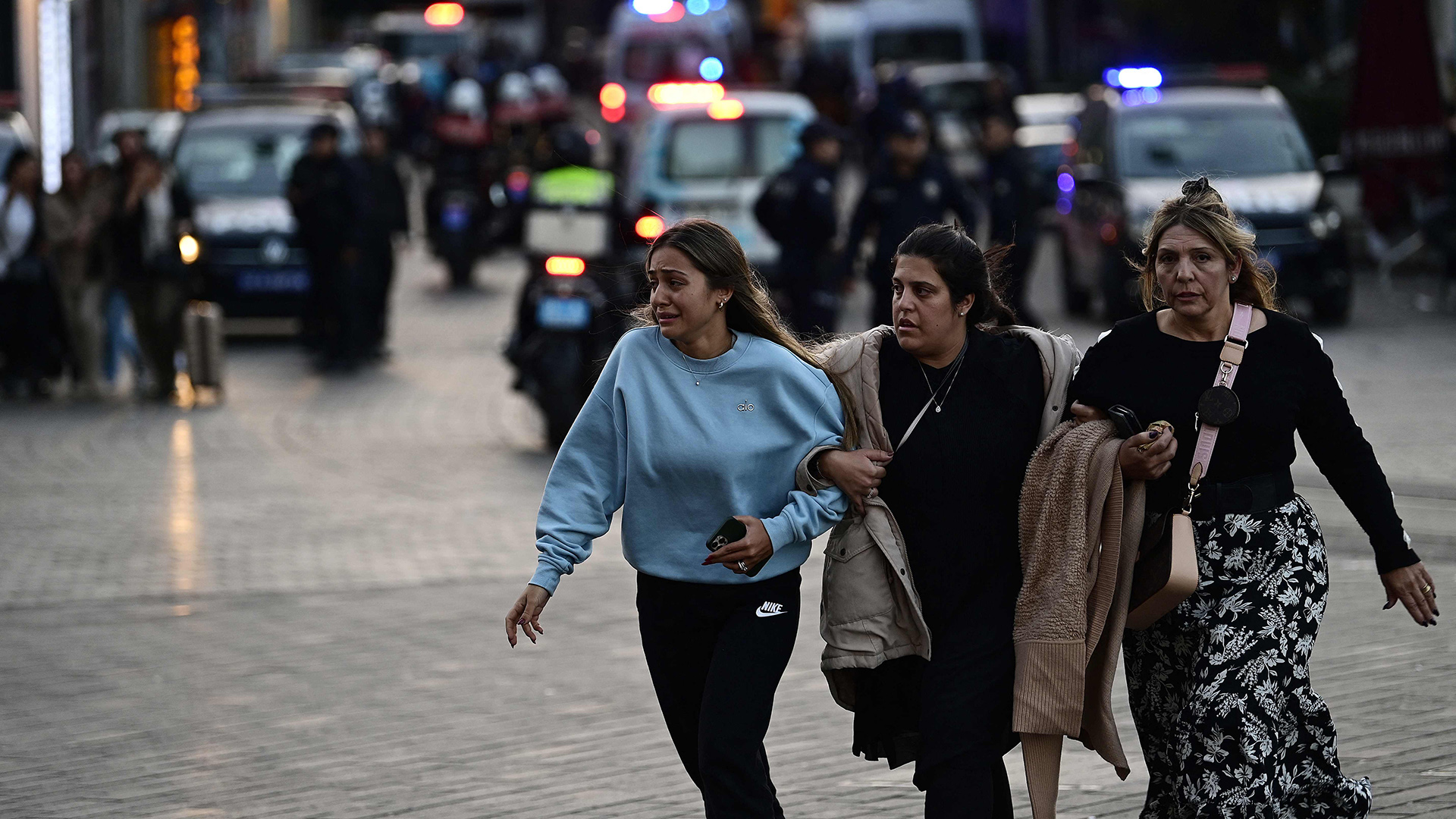 Drei Frauen nach der Explosion in der belebten Einkaufsstraße Istiklal in Istanbul, Türkei. | AFP