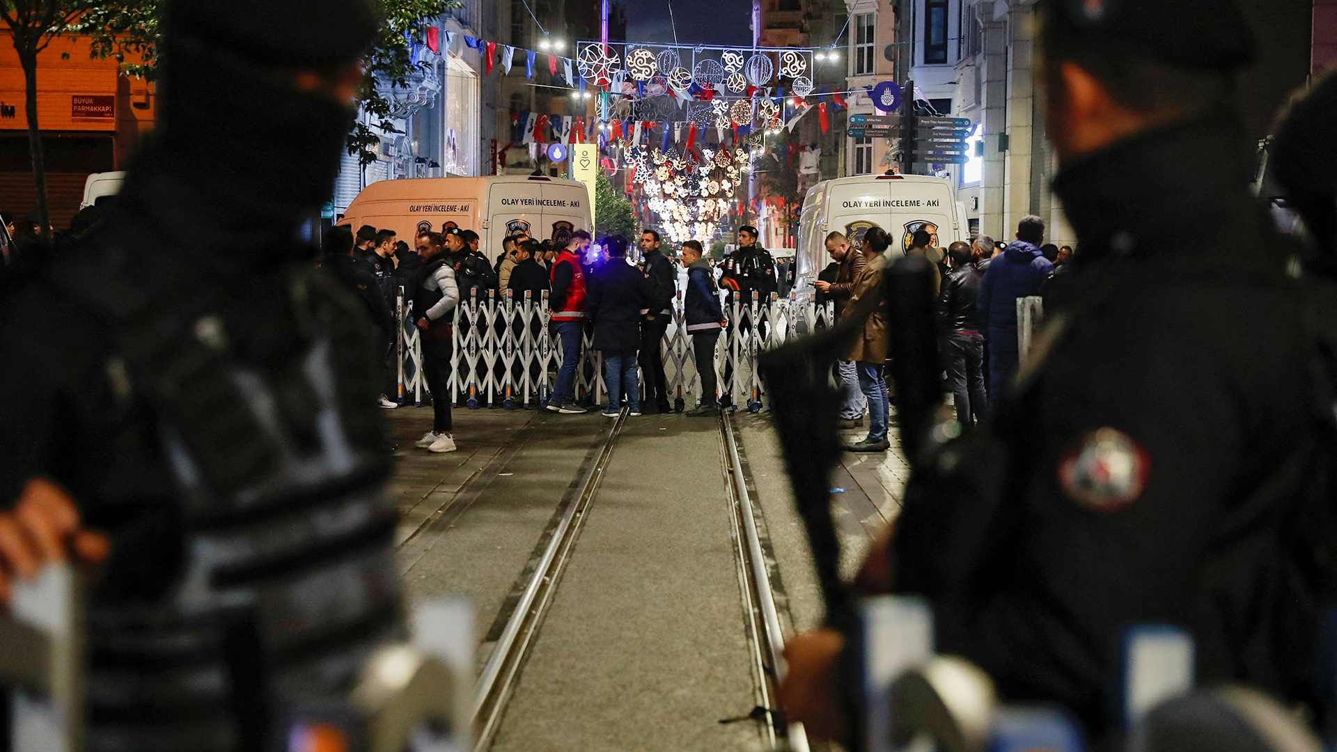 Polizisten sichern die Gegend um die Einkaufsstraße Istiklal in Istanbul ab, Türkei. | RUETERS