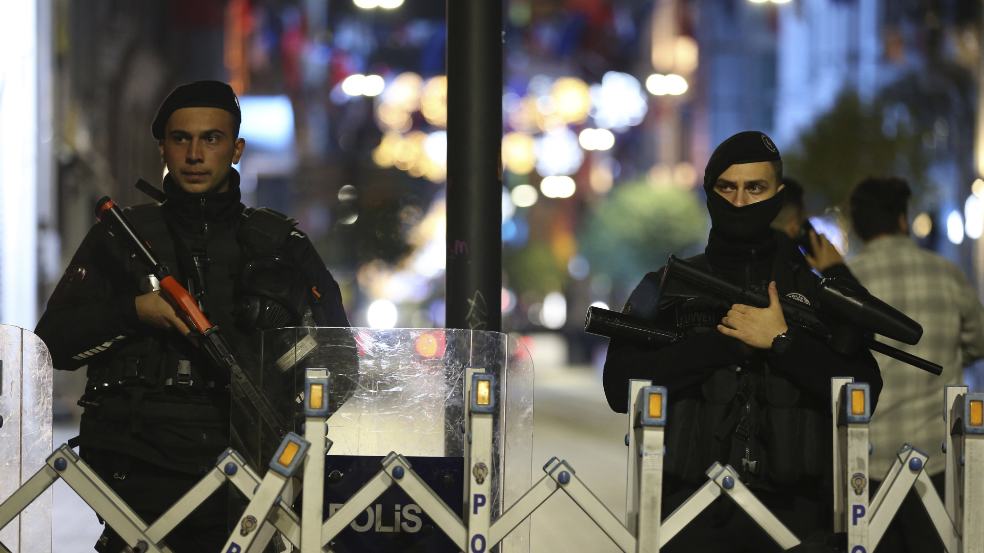 Polizisten sichern den Zugang zu der Straße in Istanbul ab, wo ein Sprengsatz explodierte | AP
