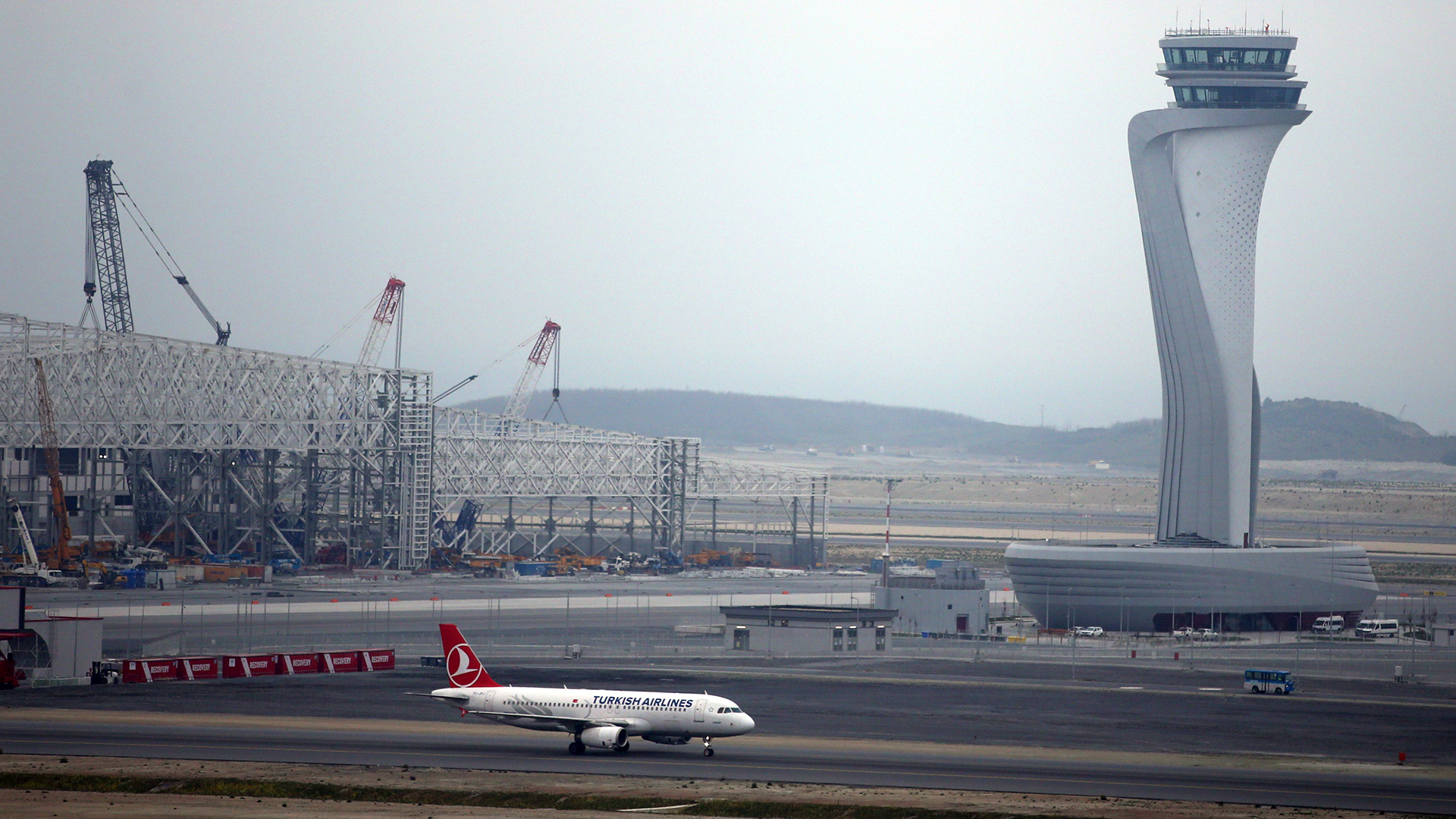Ein Flugzeug der Turkish Airlines auf dem neuen Istanbuler Flughafen | ERDEM SAHIN/EPA-EFE/REX