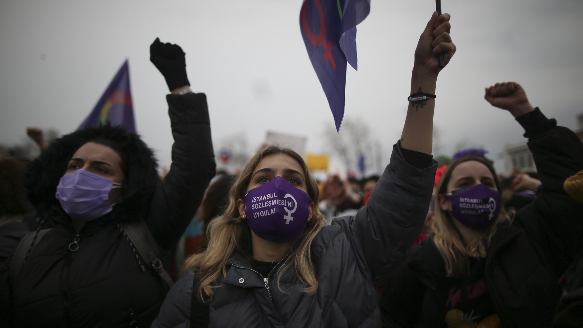 Demonstrantinnen rufen Slogans während einer Kundgebung gegen den Austritt der Türkei aus der Istanbul-Konvention