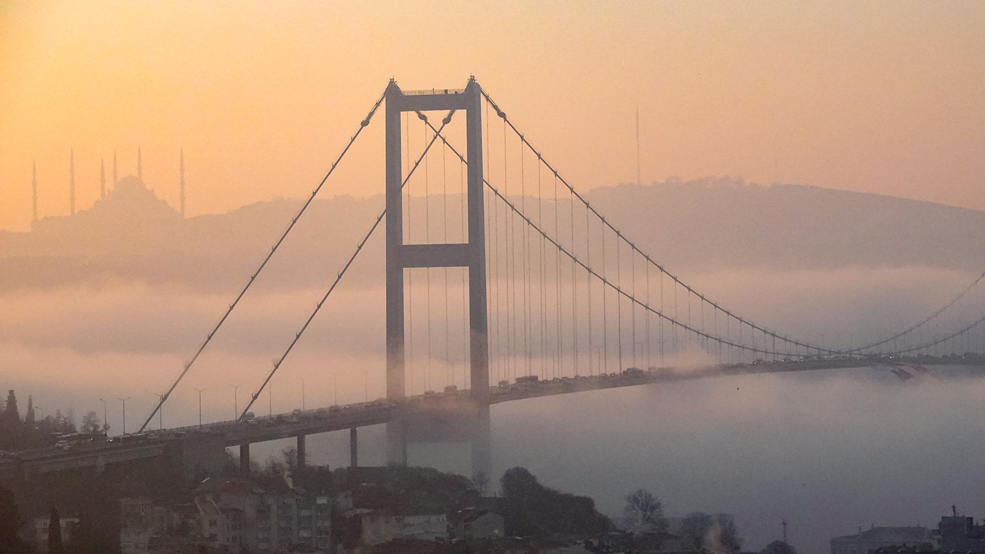 Nebeliger Sonnenaufgang in Istanbul vor der der Brücke der Märtyrer über dem Bosporus. | EPA