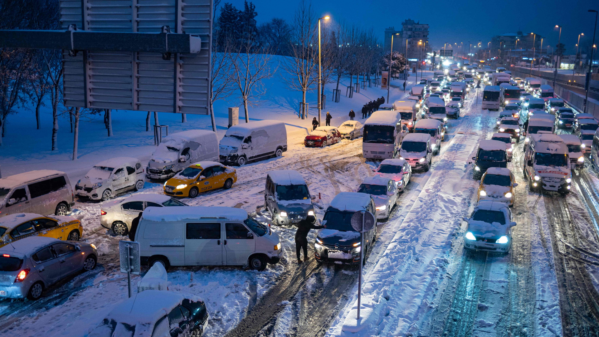 Menschen sitzen wegen heftigen Schneefalls in Istanbul in ihrem Auto fest. | AFP